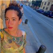 Me considero una persona apasionada y empática, disfruto enseñando con técnicas de aprendizaje divertidas y amenas. Se me dan bien los niños y conozco tanto de ciencias, como de arte e historia